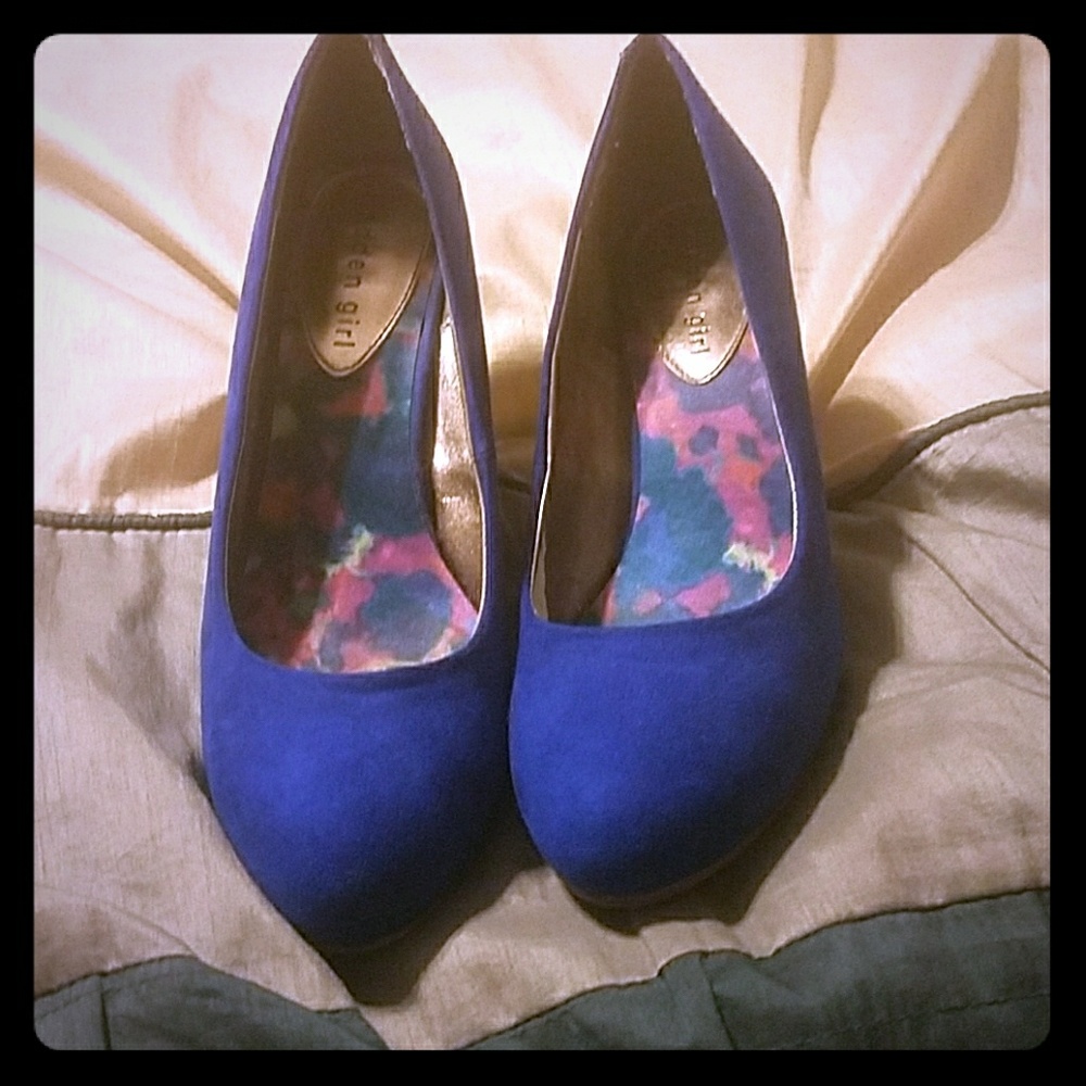 LAST CHANCE!  Gorgeous blue velvet heels